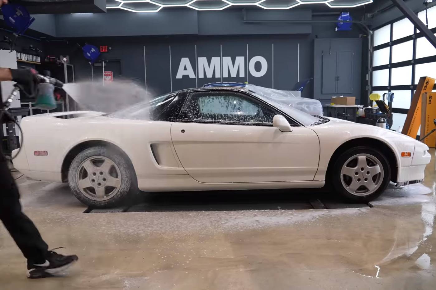 https://cdn.autogreeknews.gr/wp-content/uploads/2025/12/honda-nsx-car-wash.jpg