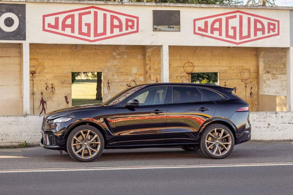 https://cdn.autogreeknews.gr/wp-content/uploads/2025/12/jaguar_f-pace_svr_edition_1988_34.jpg