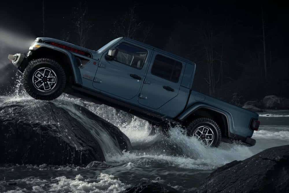 https://cdn.autogreeknews.gr/wp-content/uploads/2025/12/jeep-gladiator-sahara-03.jpg