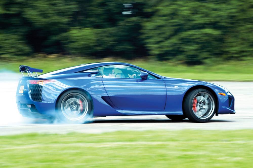 https://cdn.autogreeknews.gr/wp-content/uploads/2025/12/lexus-lfa-burning-rubber.jpg