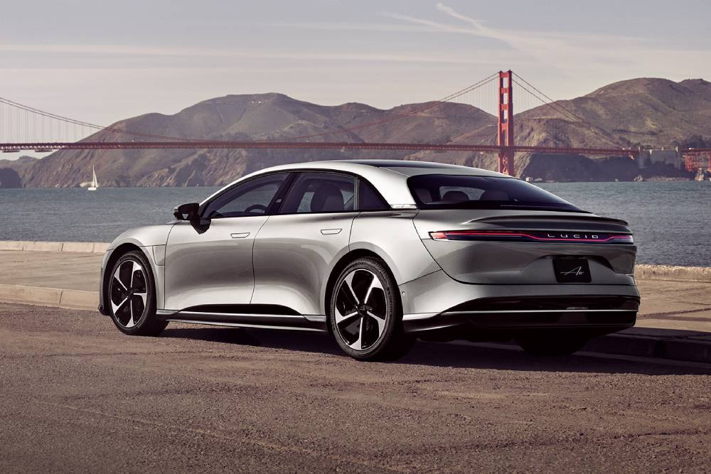 https://cdn.autogreeknews.gr/wp-content/uploads/2025/12/lucid_air_touring_5.jpg