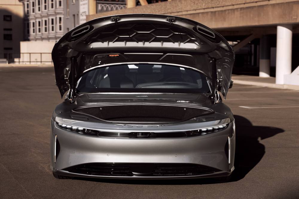 https://cdn.autogreeknews.gr/wp-content/uploads/2025/12/lucid_air_touring_95.jpg