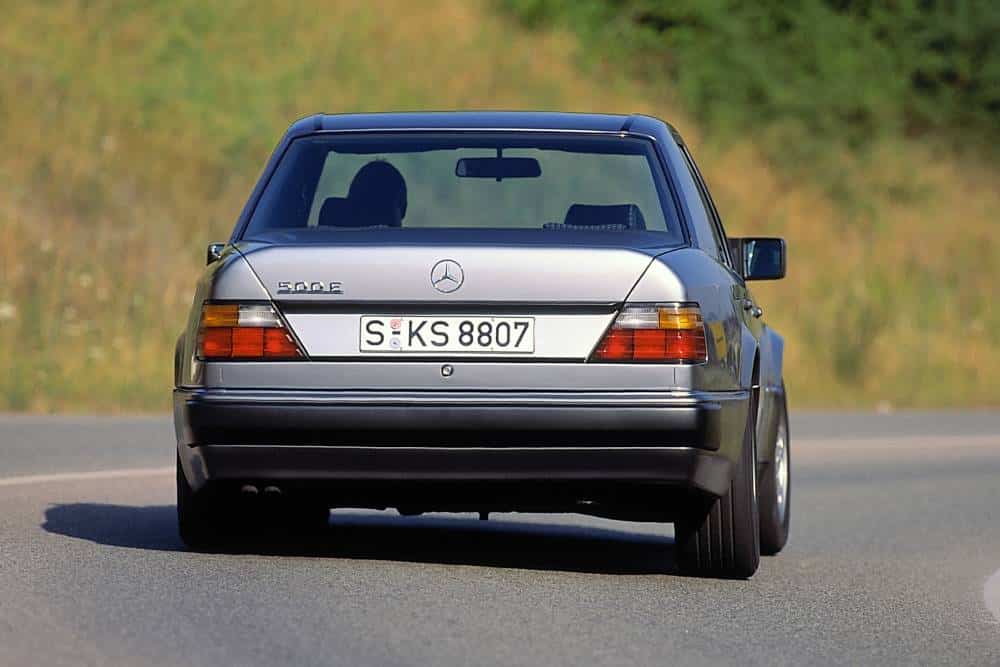 https://cdn.autogreeknews.gr/wp-content/uploads/2025/12/mercedes-benz_500_e_8.jpg