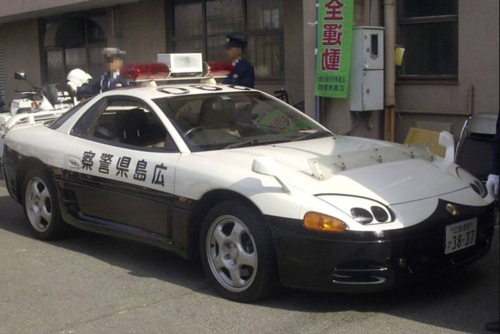 https://cdn.autogreeknews.gr/wp-content/uploads/2025/12/mitsubishi-3000gt-police-car.jpg