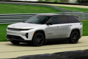 my25-jeep-wagoneerS-vlp-carousel-performance-03-v3