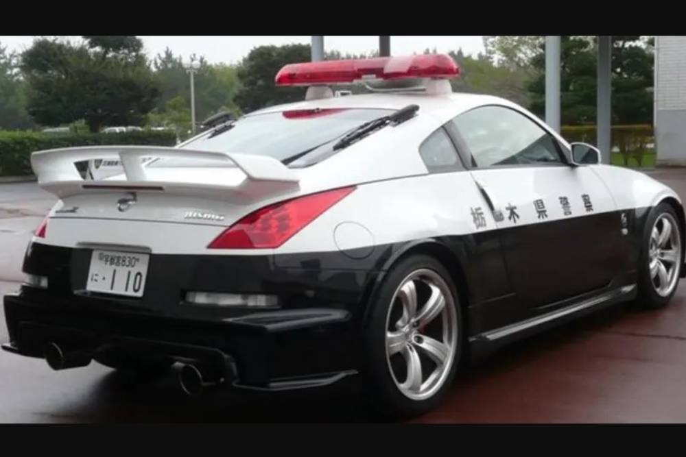 https://cdn.autogreeknews.gr/wp-content/uploads/2025/12/nismo-350z-police-car.jpg