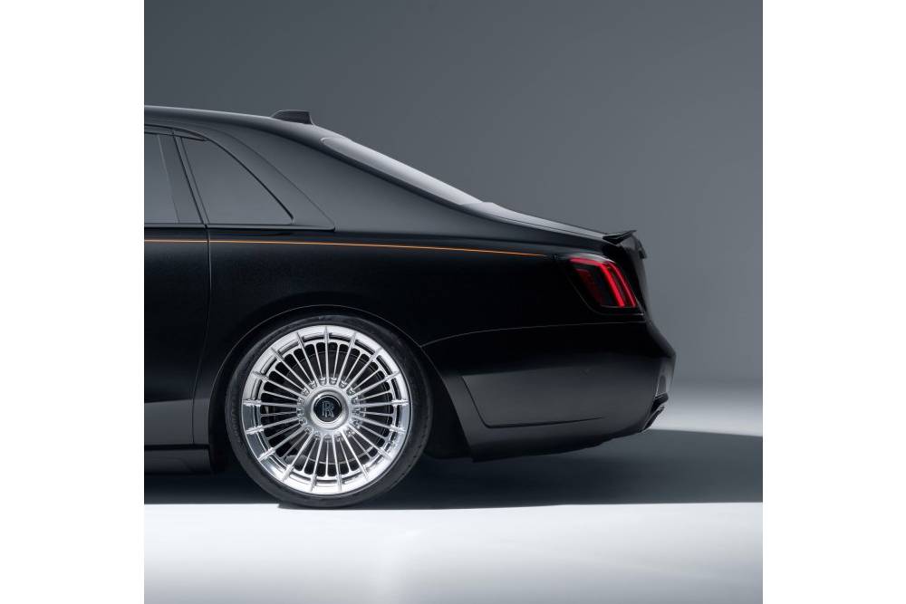 https://cdn.autogreeknews.gr/wp-content/uploads/2025/12/novitec-rolls-royce-ghost-black-badge-4.jpg