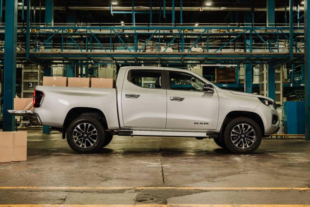 https://cdn.autogreeknews.gr/wp-content/uploads/2025/12/ram_1200_laramie_crew_cab_10.jpg