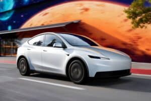 Το Tesla Model Y «τσιμπάει» 100 άλογα μέσω smartphone