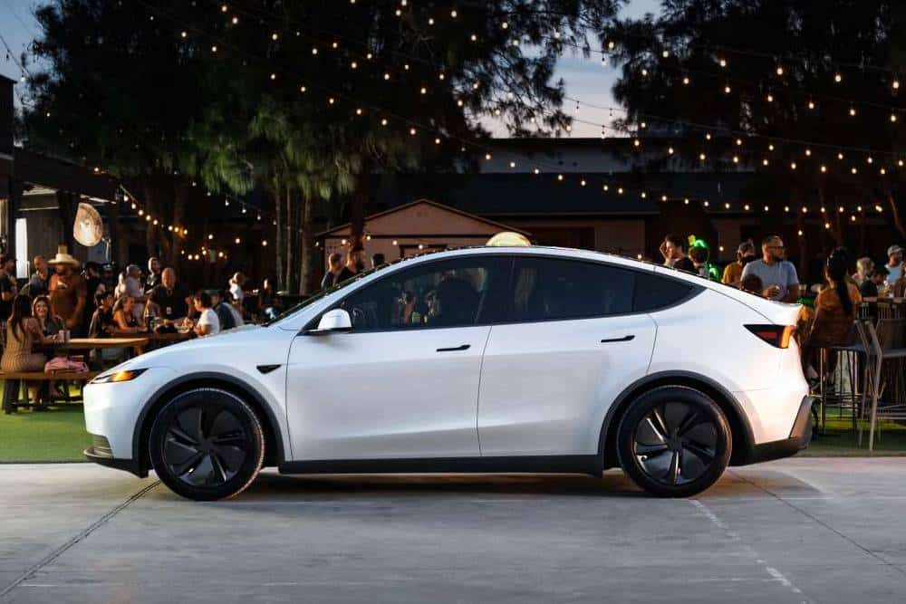 https://cdn.autogreeknews.gr/wp-content/uploads/2025/12/tesla-model-y-standard-5.jpg