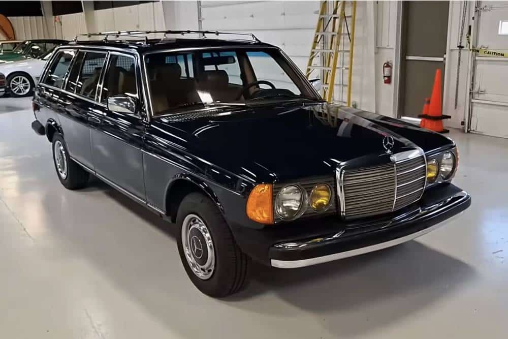 https://cdn.autogreeknews.gr/wp-content/uploads/2026/01/1982-mercedes-300td-1.jpg