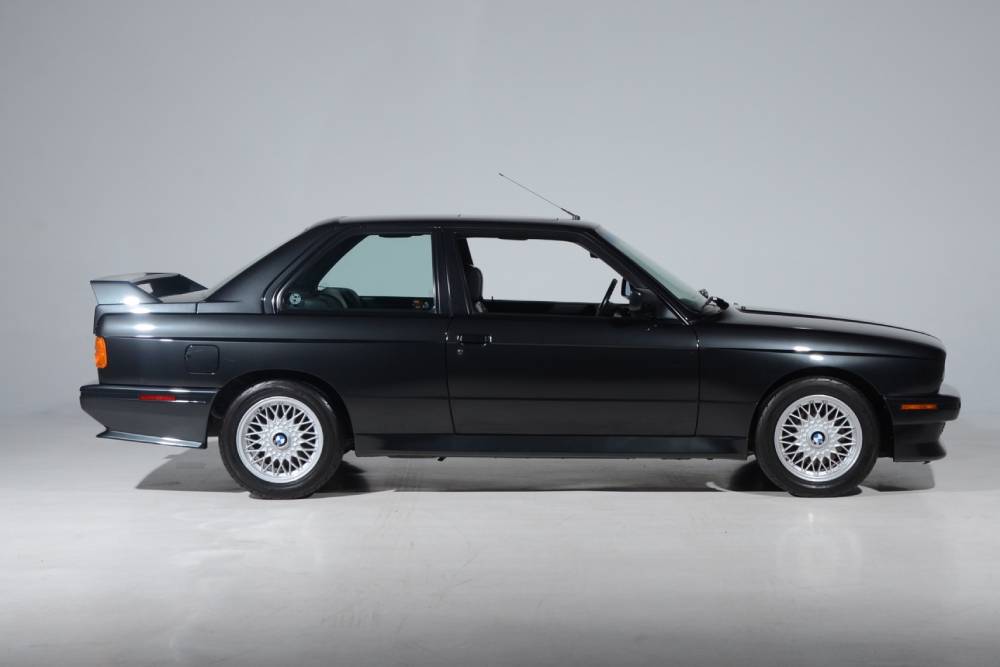 https://cdn.autogreeknews.gr/wp-content/uploads/2026/01/1990-bmw-m3-e30-for-sale-8.jpg