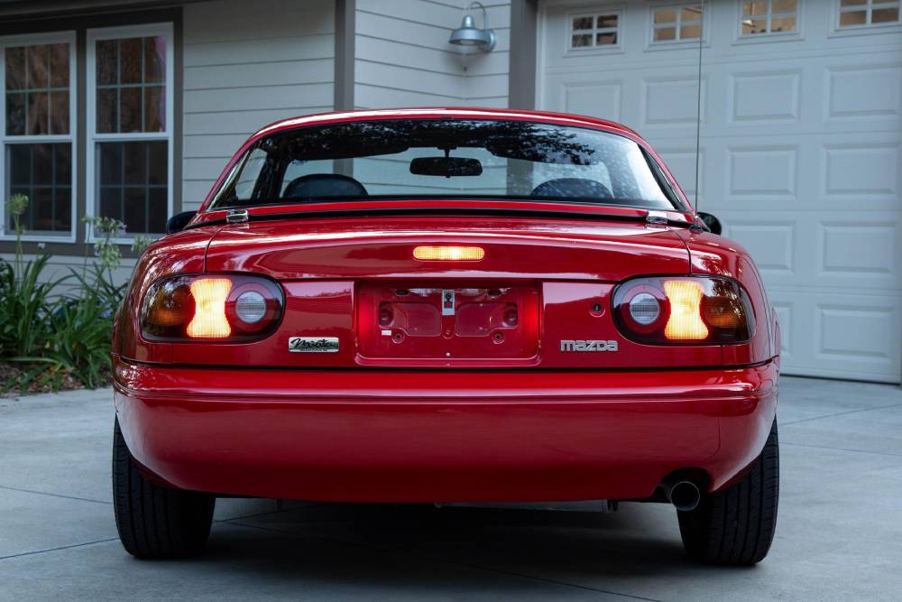 https://cdn.autogreeknews.gr/wp-content/uploads/2026/01/1990-mazda-mx-5-for-sale-13.jpg