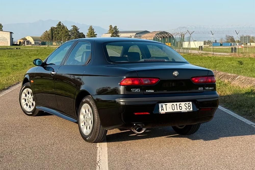 https://cdn.autogreeknews.gr/wp-content/uploads/2026/01/Alfa-Romeo-156-1998-1.jpg