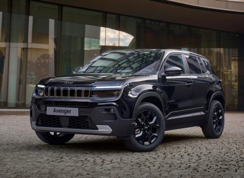Μαύρος «κύκνος» το νέο Jeep Avenger Black Edition