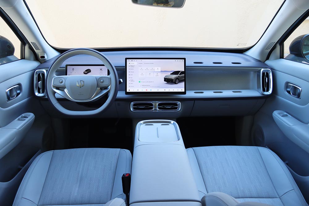 https://cdn.autogreeknews.gr/wp-content/uploads/2026/01/Leapmotor-B10-interior-1.jpg