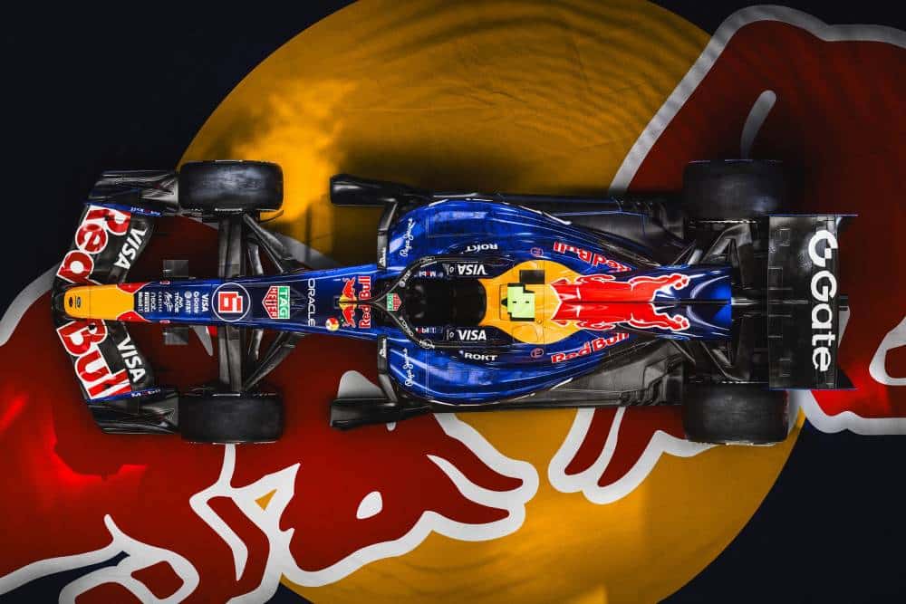 https://cdn.autogreeknews.gr/wp-content/uploads/2026/01/Oracle_Red_Bull_Racing_Red-Bull-Ford-Powertrains_02-1.jpg