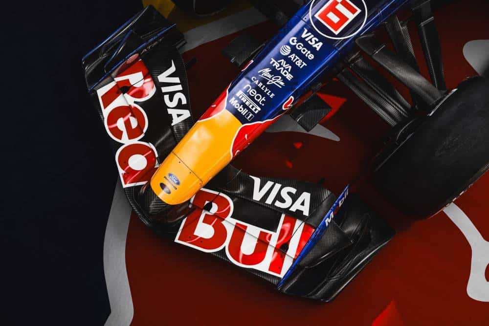 https://cdn.autogreeknews.gr/wp-content/uploads/2026/01/Oracle_Red_Bull_Racing_Red-Bull-Ford-Powertrains_04-1.jpg