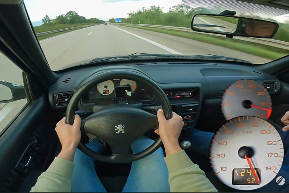 «Μαϊμού» Peugeot 106 Rallye ξεγελάει κόσμο (+video)