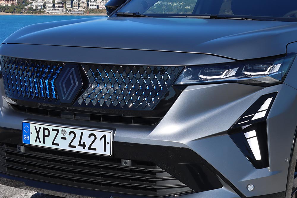 https://cdn.autogreeknews.gr/wp-content/uploads/2026/01/Renault-Rafale-E-Tech-4x4-300-34.jpg