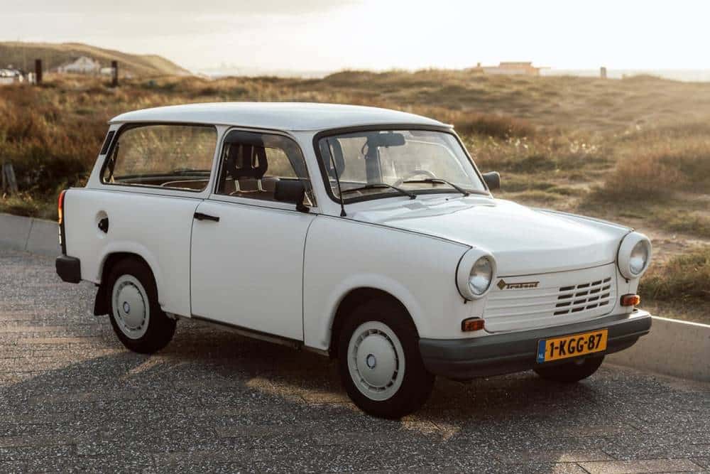 https://cdn.autogreeknews.gr/wp-content/uploads/2026/01/Trabant_1_1_Last_Edition_444_1991-15.jpg