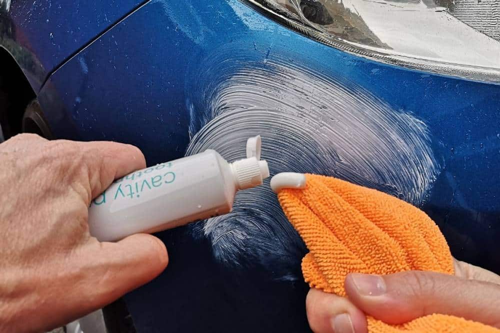 https://cdn.autogreeknews.gr/wp-content/uploads/2026/01/car-scratch-toothpastte.jpg