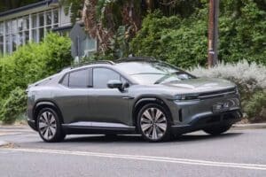 Το κινεζικό που συνδυάζει 3 αυτοκίνητα σε 1 (+video)