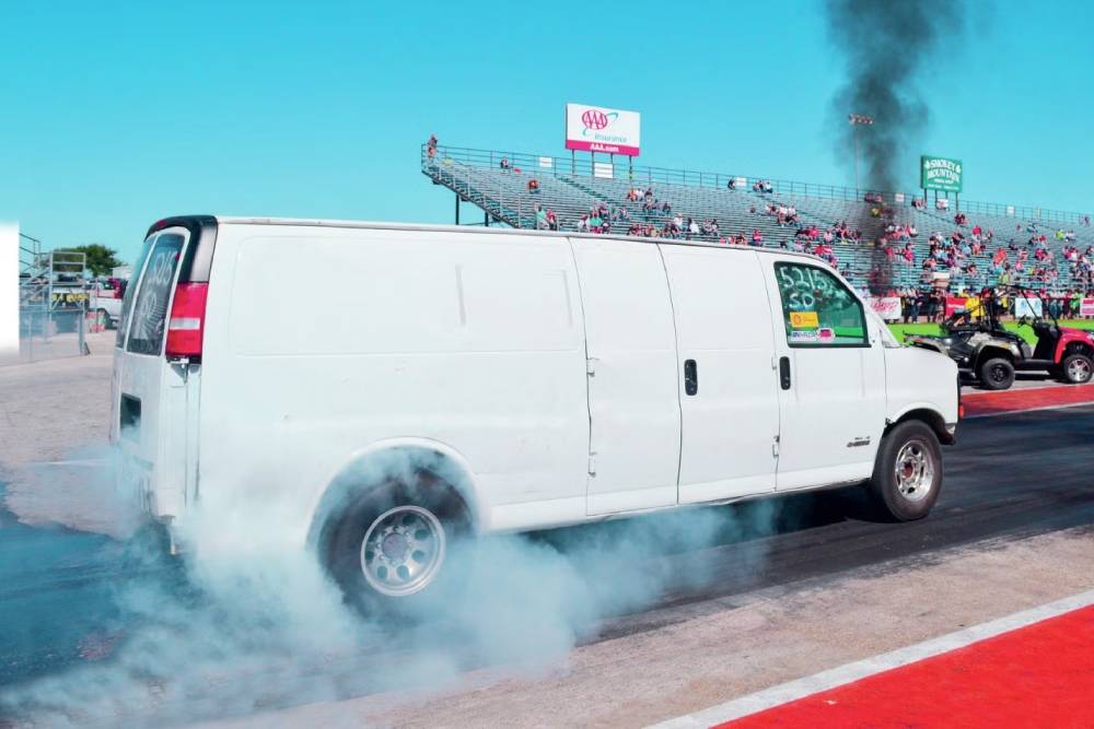 https://cdn.autogreeknews.gr/wp-content/uploads/2026/01/gmc-savana-burnout-02.jpg