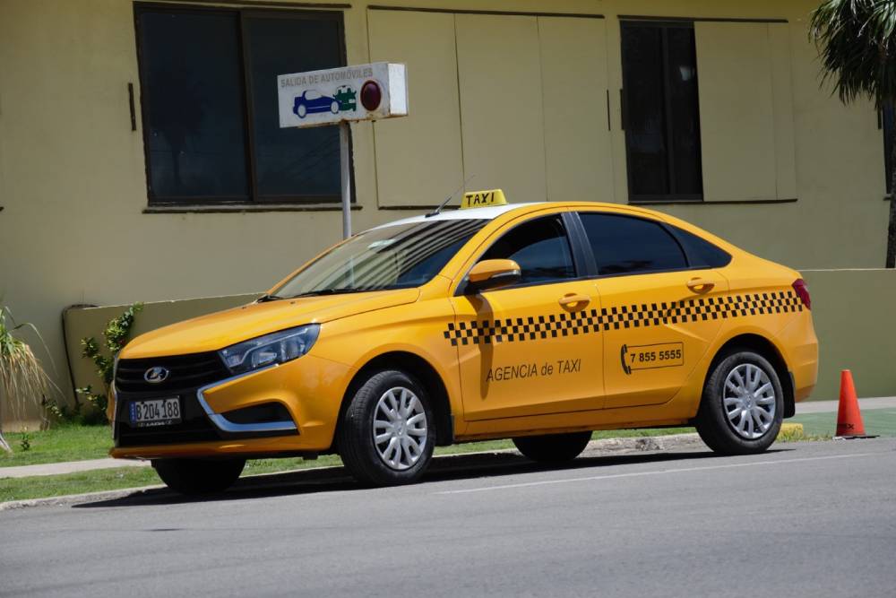 https://cdn.autogreeknews.gr/wp-content/uploads/2026/01/lada-taxi-cuba.jpg