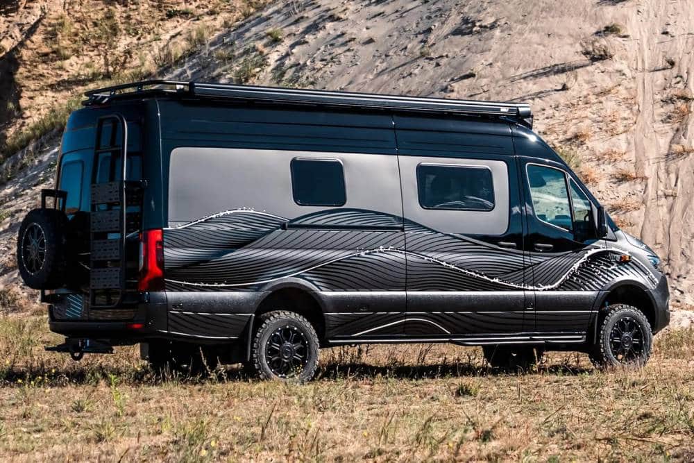 https://cdn.autogreeknews.gr/wp-content/uploads/2026/01/mercedes-sprinter-4x4-la-onda-1.jpg