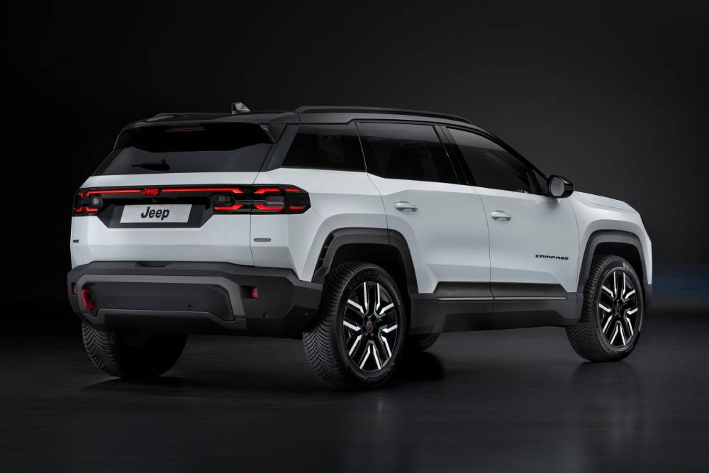 https://cdn.autogreeknews.gr/wp-content/uploads/2026/01/new-jeep-compass-4xe-4.jpg