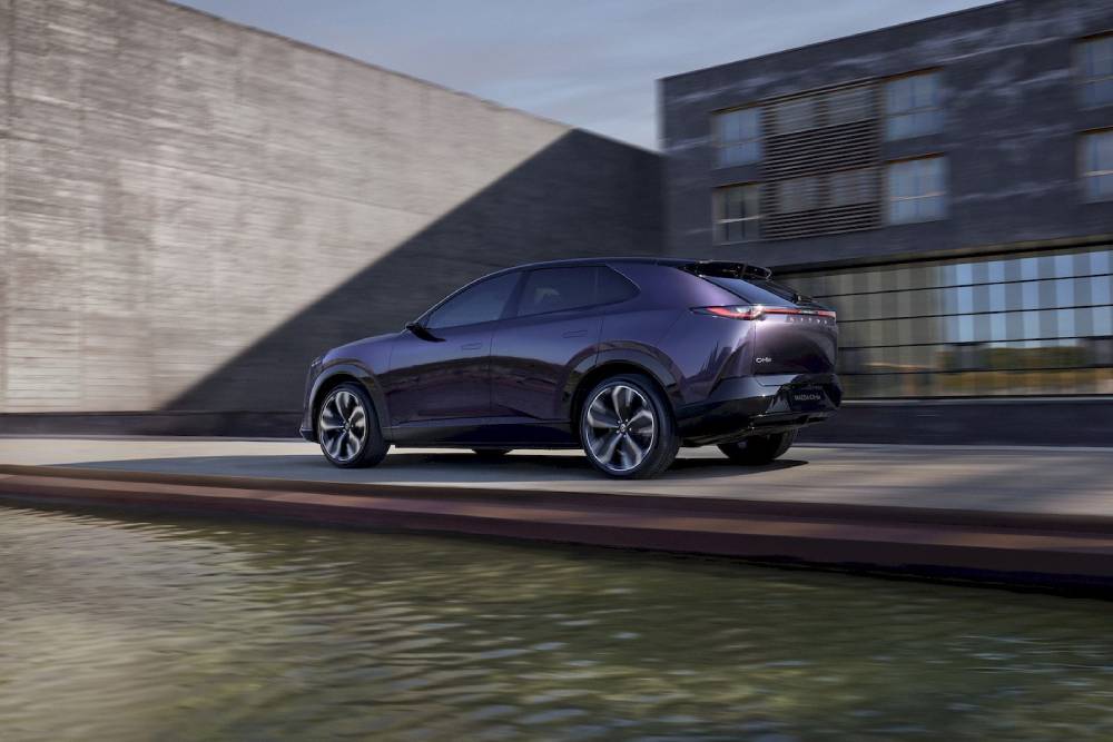 https://cdn.autogreeknews.gr/wp-content/uploads/2026/01/new-mazda-cx-6e-14.jpg