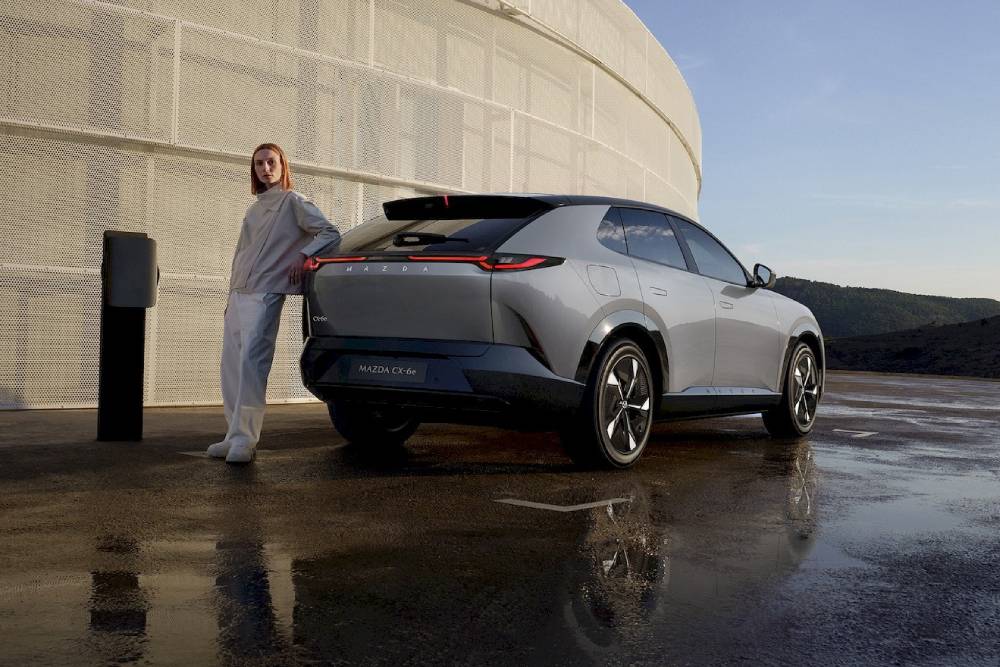 https://cdn.autogreeknews.gr/wp-content/uploads/2026/01/new-mazda-cx-6e-15.jpg