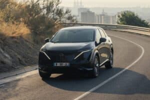 Νέο ηλιακό Nissan Ariya «λούζεται» και φορτίζει στη λιακάδα
