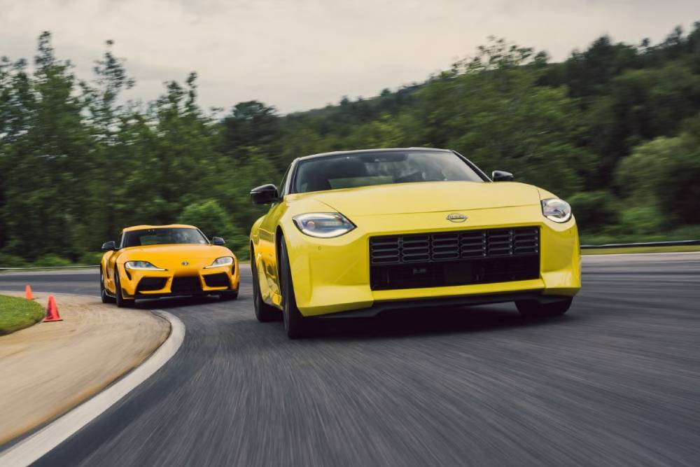 https://cdn.autogreeknews.gr/wp-content/uploads/2026/01/nissan-z-vs-toyota-supra-sales-09.jpg