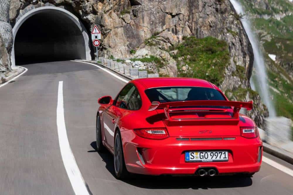 https://cdn.autogreeknews.gr/wp-content/uploads/2026/01/porsche-911-tunnel-2-2.jpg