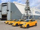 Lada και Moskvich ταξί πέρα από τη Ρωσία