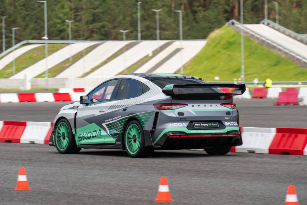 https://cdn.autogreeknews.gr/wp-content/uploads/2026/01/skoda-enyaq-rs-race-3.jpg