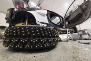 Πόση διαφορά κάνουν τα λάστιχα με καρφιά; (+video)