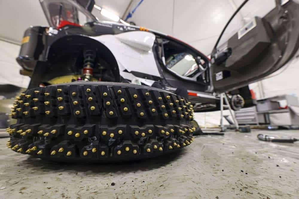 Πόση διαφορά κάνουν τα λάστιχα με καρφιά; (+video)