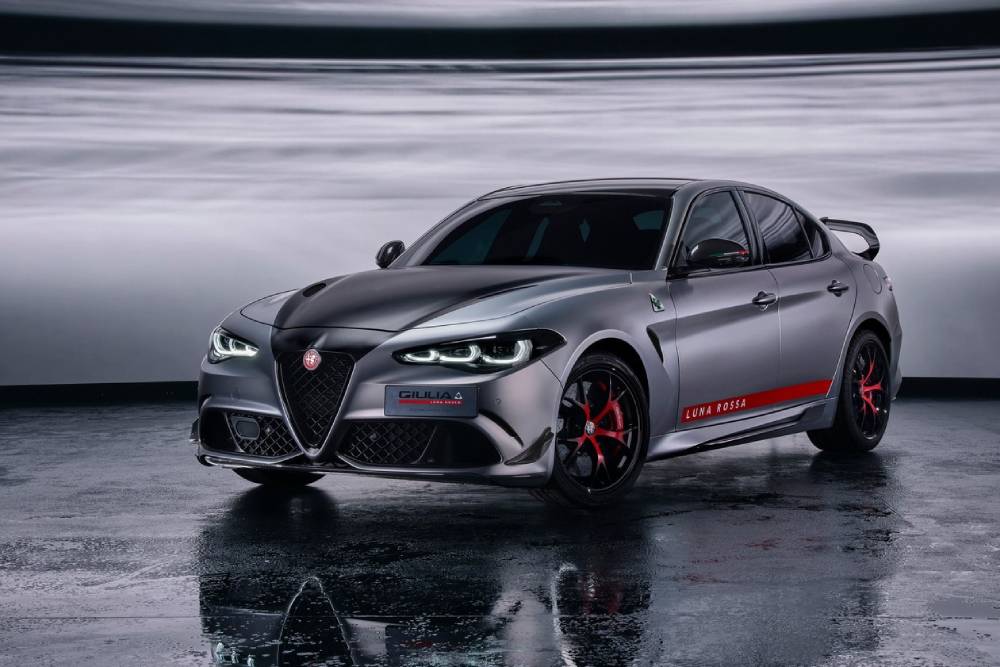 https://cdn.autogreeknews.gr/wp-content/uploads/2026/01/special-alfa-romeo-giulia-quadrifoglio-luna-rossa-11.jpg