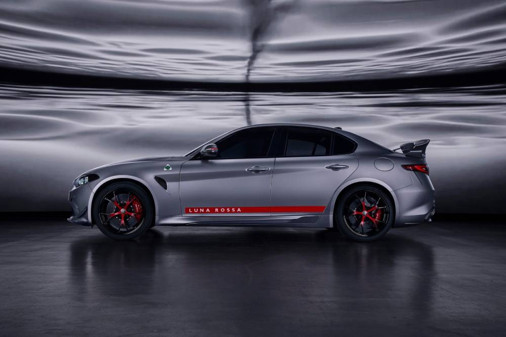https://cdn.autogreeknews.gr/wp-content/uploads/2026/01/special-alfa-romeo-giulia-quadrifoglio-luna-rossa-12.jpg