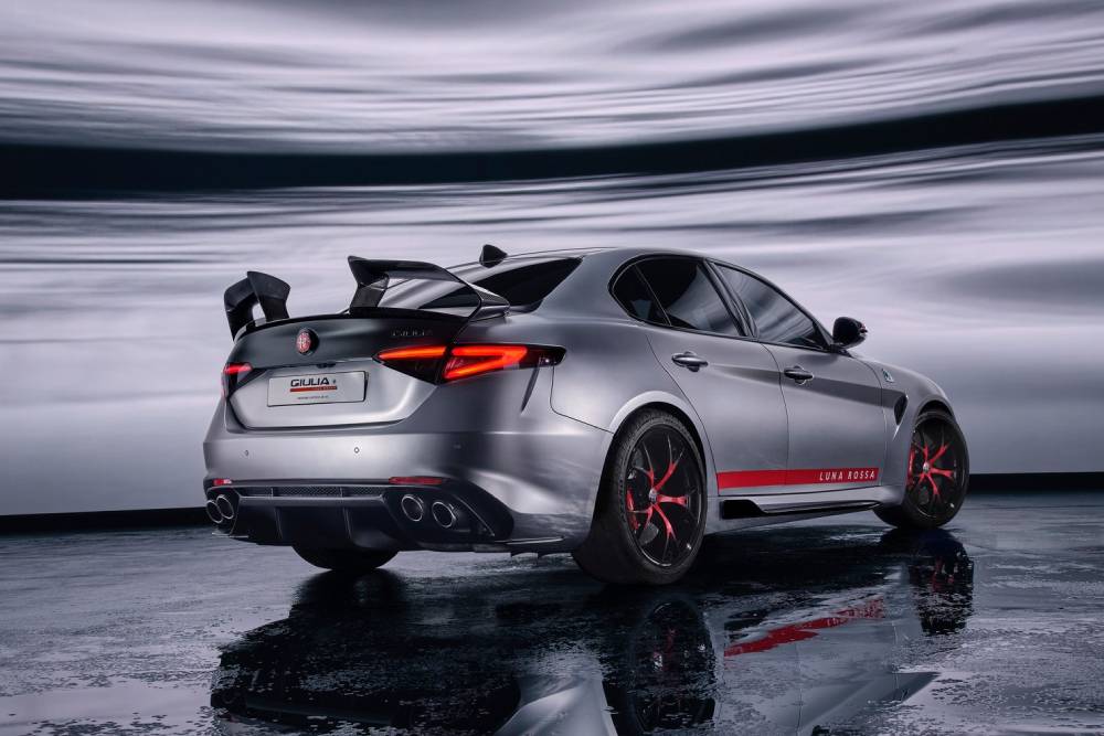 https://cdn.autogreeknews.gr/wp-content/uploads/2026/01/special-alfa-romeo-giulia-quadrifoglio-luna-rossa-13.jpg