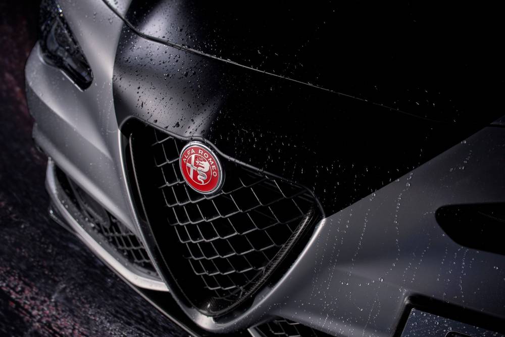https://cdn.autogreeknews.gr/wp-content/uploads/2026/01/special-alfa-romeo-giulia-quadrifoglio-luna-rossa-3.jpg