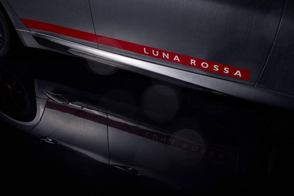 https://cdn.autogreeknews.gr/wp-content/uploads/2026/01/special-alfa-romeo-giulia-quadrifoglio-luna-rossa-4.jpg