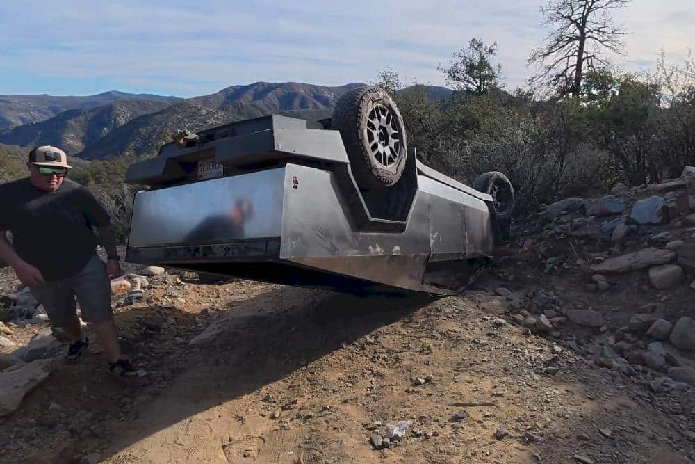 https://cdn.autogreeknews.gr/wp-content/uploads/2026/01/tesla-cybertruck-with-no-brakes-flips-over-on-an-o-1.jpg