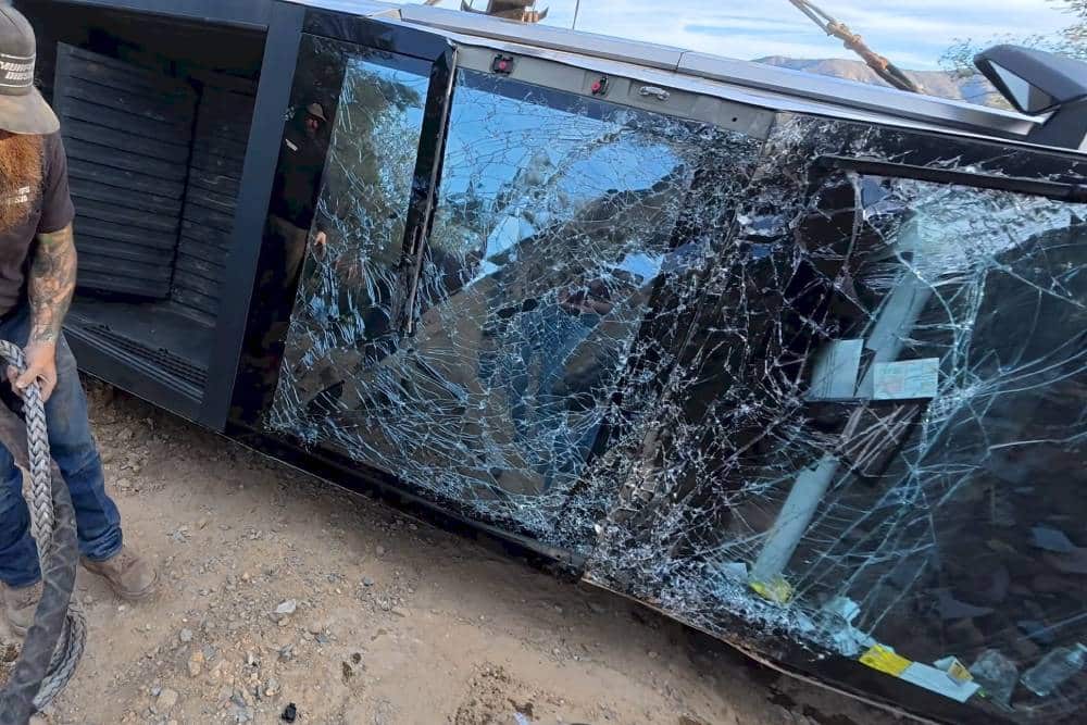 https://cdn.autogreeknews.gr/wp-content/uploads/2026/01/tesla-cybertruck-with-no-brakes-flips-over-on-an-o-3.jpg
