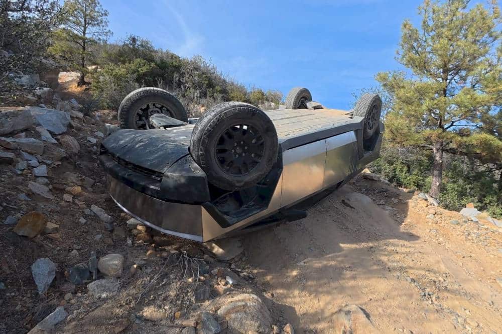 Cybertruck είδε τα πάνω-κάτω εκτός δρόμου (+video)