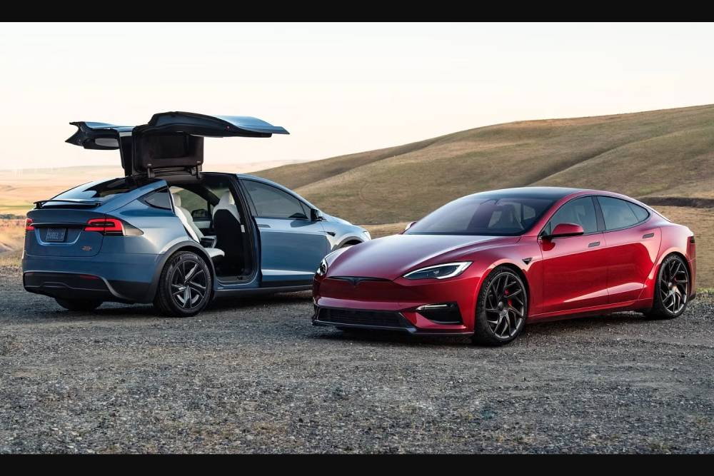 https://cdn.autogreeknews.gr/wp-content/uploads/2026/01/tesla-model-s-and-x.jpg