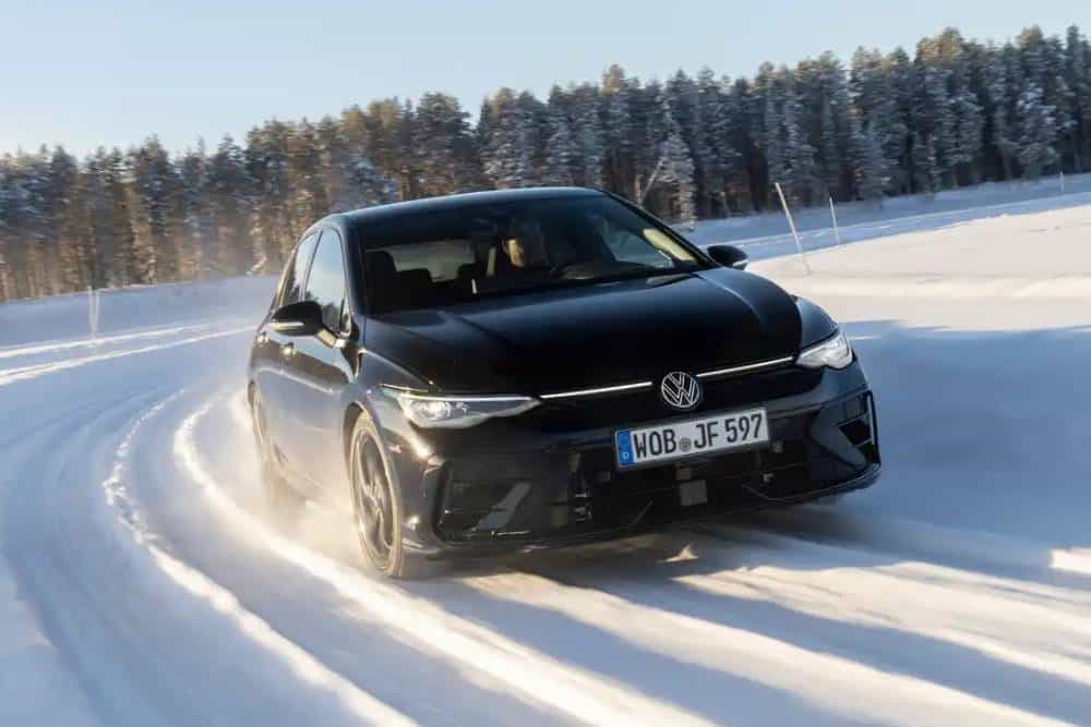 https://cdn.autogreeknews.gr/wp-content/uploads/2026/01/vw-golf-r-black-edition-1.jpg